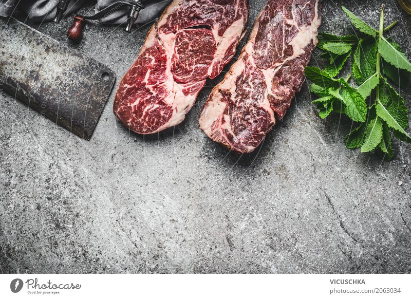 Steaks mit Fleischmesser und frischen Küchenkräuter Lebensmittel Kräuter & Gewürze Ernährung Messer Stil Design Tisch Restaurant Grill Foodfotografie roh