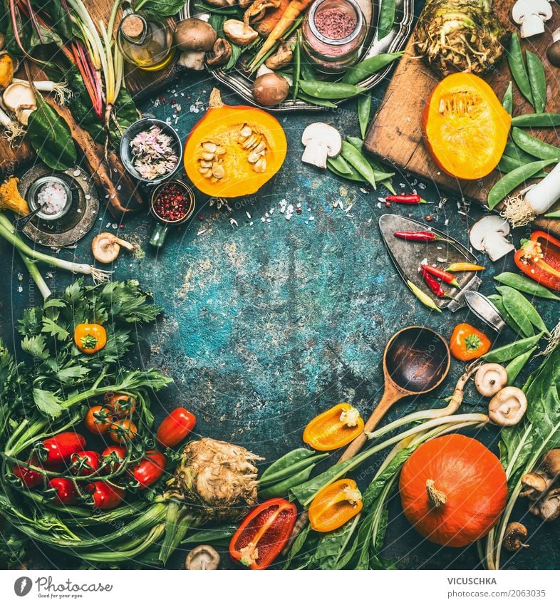 Kürbis und andere Gemüse und Zutaten mit Kochlöffel Lebensmittel Salat Salatbeilage Kräuter & Gewürze Ernährung Bioprodukte Vegetarische Ernährung Diät Geschirr