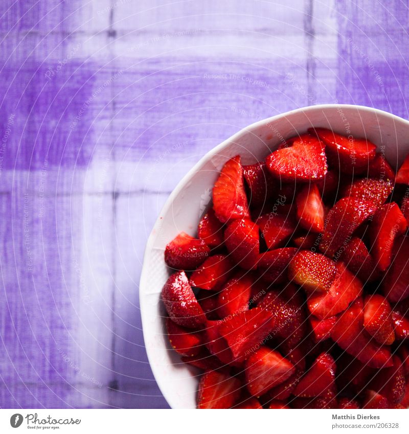 Erdbeeren lecker Frucht Obstsalat Schalen & Schüsseln fruchtig Gesundheit Gesunde Ernährung Dessert Vitamin C vitaminreich Farbfoto Innenaufnahme Menschenleer