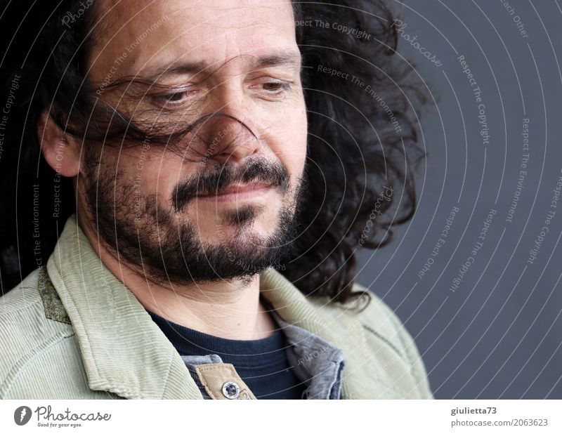 AST 10 | Ein Hauch von Melancholie... maskulin Mann Erwachsene Leben Haare & Frisuren Mensch 45-60 Jahre schwarzhaarig brünett langhaarig Locken Bart
