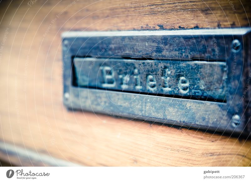 Briefe aus Freiburg (FR 6/10) Briefkasten Holz Metall Stahl alt Kommunizieren Post Gedeckte Farben Außenaufnahme Menschenleer Tag Schwache Tiefenschärfe