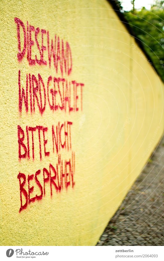 DIESE WAND WIRD GESTALTET Heiratsantrag Wunsch fordern gestalten Gemälde Mauer Schriftzeichen sprühen Typographie Wand Wandmalereien Wandzeitung gelb rot
