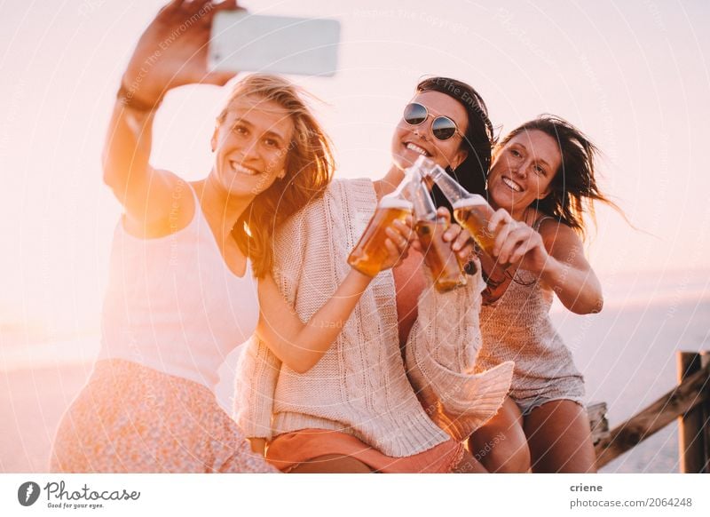 Gruppe des trinkenden Bieres der jungen erwachsenen Frau und Nehmen von selfie Getränk Alkohol Flasche Lifestyle Freude Erholung Freizeit & Hobby