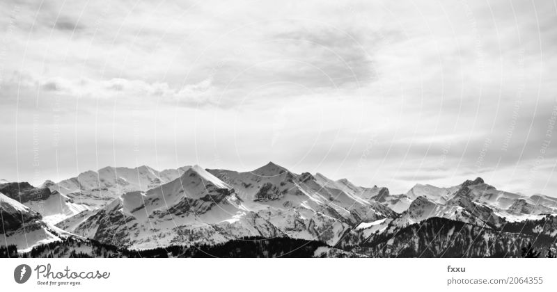 Bergkette in der Schweiz Winter Schnee Winterurlaub Berge u. Gebirge wandern Klettern Bergsteigen Natur Landschaft Wolken Wetter Alpen Gipfel