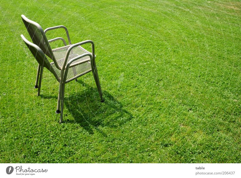 Ein Paar Stühle Stuhl Metall stehen grau grün Ordnung stagnierend Gartenstuhl paarweise Rasen Grünfläche Gras aufeinander Stapel platzsparend Stahlrohrstuhl
