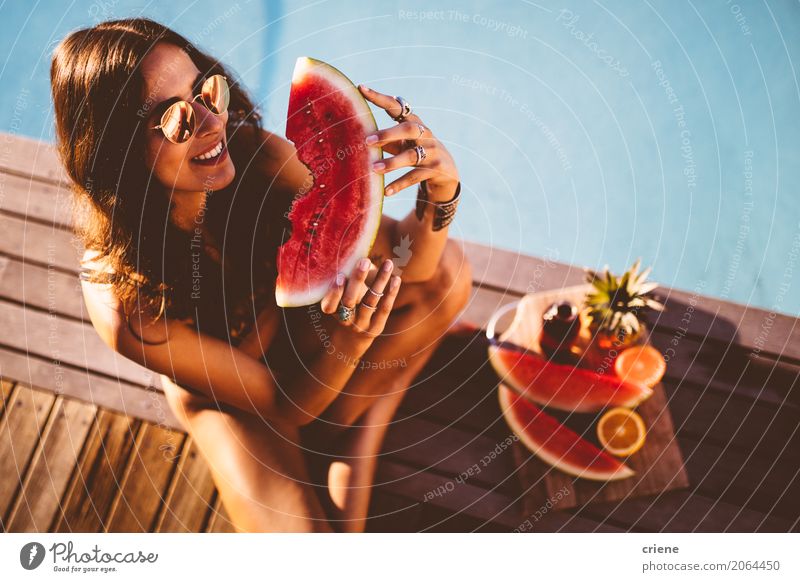 Junge lächelnde Frau im Badeanzug, der Scheibe der Wassermelone hält Frucht Ernährung Essen Diät Lifestyle Gesunde Ernährung Schwimmbad Ferien & Urlaub & Reisen