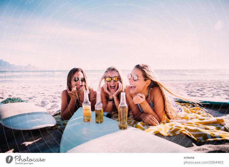 Junge erwachsene Mädchen, die Bier am Strand trinken und Spaß haben Getränk Erfrischungsgetränk Alkohol Flasche Lifestyle Freude Freizeit & Hobby