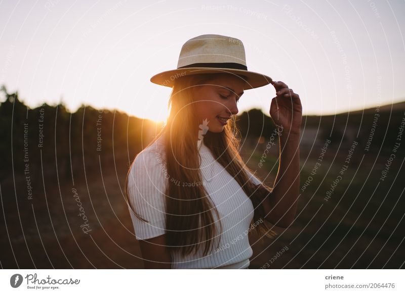 Portrait von Countrygirl auf Bauernhof im Sonnenuntergang Lifestyle Freude Glück Mensch feminin Junge Frau Jugendliche Erwachsene 1 18-30 Jahre Natur Landschaft