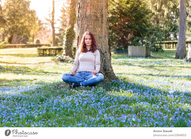 Meditation auf Frühlingswiese Lifestyle Stil Freude Glück Gesundheit Leben harmonisch Wohlgefühl Zufriedenheit Sinnesorgane Erholung ruhig Duft Mensch feminin