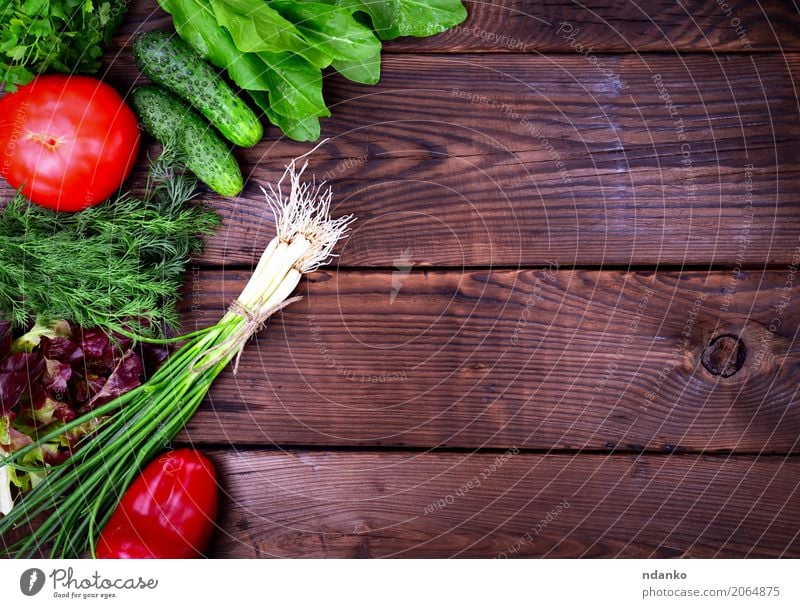 Frisches Gemüse und Petersilie mit verd Salat Salatbeilage Kräuter & Gewürze Blatt Holz frisch retro braun grün rot Zwiebel Zutaten roh Hintergrund Leerraum