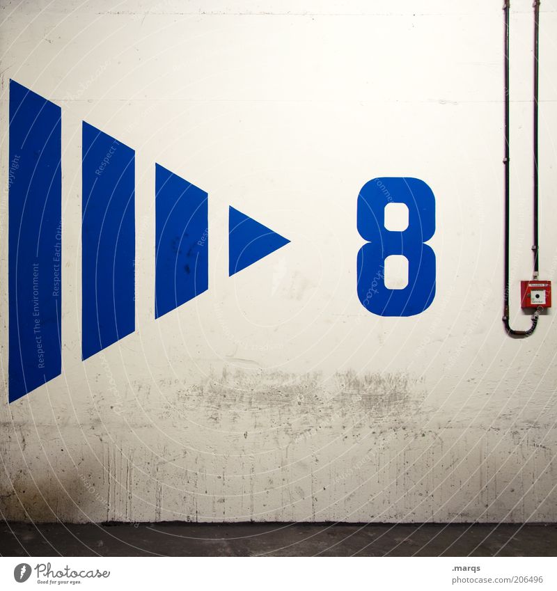 > 8 Mauer Wand Beton Ziffern & Zahlen Pfeil blau Feuermelder Farbfoto Innenaufnahme Kunstlicht Menschenleer Kabel Schalter Dreieck Streifen Betonmauer Betonwand
