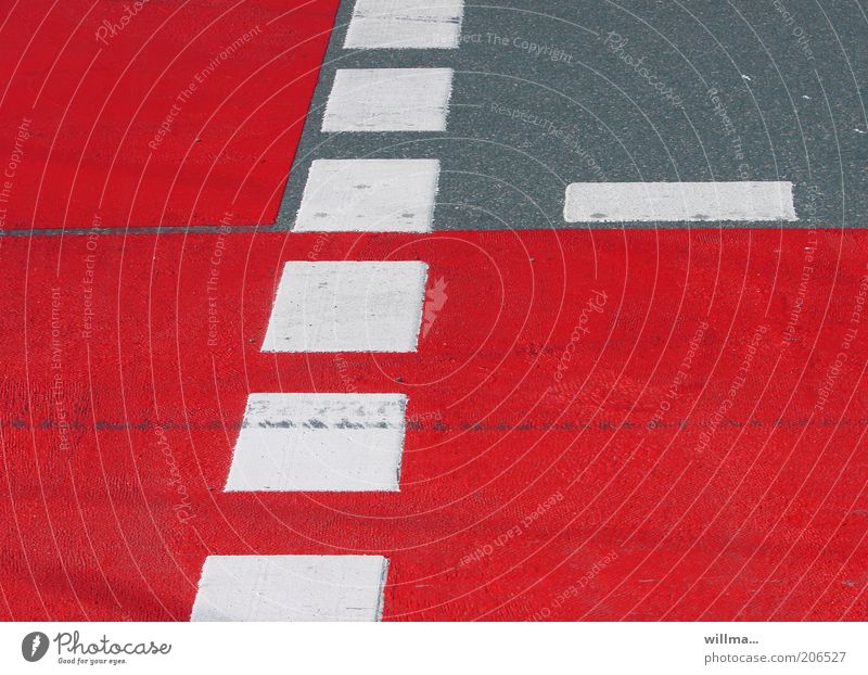 Rote Fahrbahnmarkierung mit Fußgängerüberweg Fußgängerübergang Strichellinie Straße Fahrradweg Asphalt rot weiß Bodenmarkierung Verkehrswege Straßenverkehr