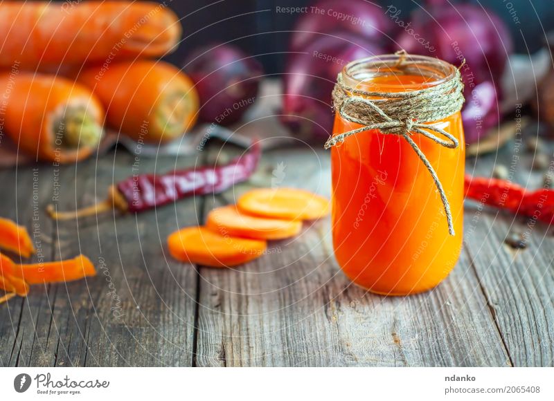 frischer Karottensaft in einem Glasgefäß Gemüse Kräuter & Gewürze Vegetarische Ernährung Diät Getränk Saft Tisch Natur Herbst Holz alt natürlich saftig grau