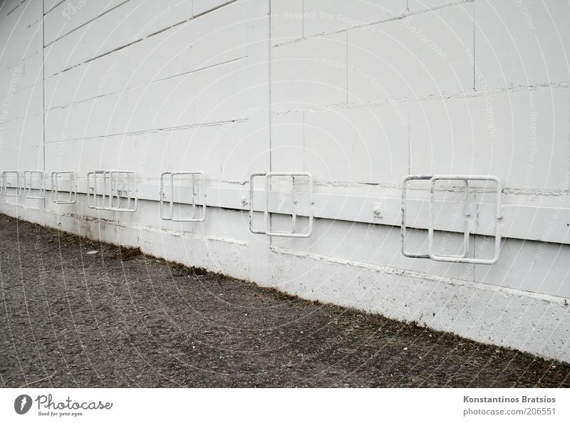 netter Klappständer Mauer Wand Fassade alt einfach unten weiß Parkplatz frei Metall Fuge Fahrradständer Abstellplatz Farbfoto Gedeckte Farben Außenaufnahme