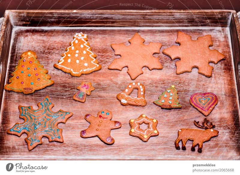 Weihnachtsplätzchen verziert mit dem Bereifen auf hölzernem Brett Dekoration & Verzierung Tisch Feste & Feiern Holz machen Tradition backen Biskuit Kuchen