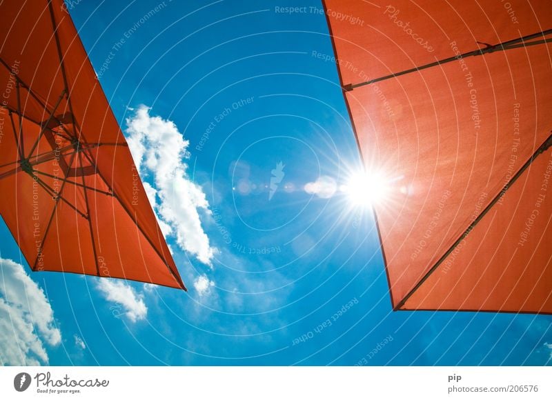 sunblocker Wellness Erholung Freizeit & Hobby Sonnenbad Ferien & Urlaub & Reisen Sommer Sommerurlaub Himmel Schönes Wetter Sonnenschirm Wolken hoch blau rot