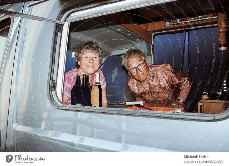 Senioren in ihrem Camping Bus Freizeit & Hobby Ferien & Urlaub & Reisen Mensch maskulin feminin Weiblicher Senior Frau Männlicher Senior Mann 2 60 und älter