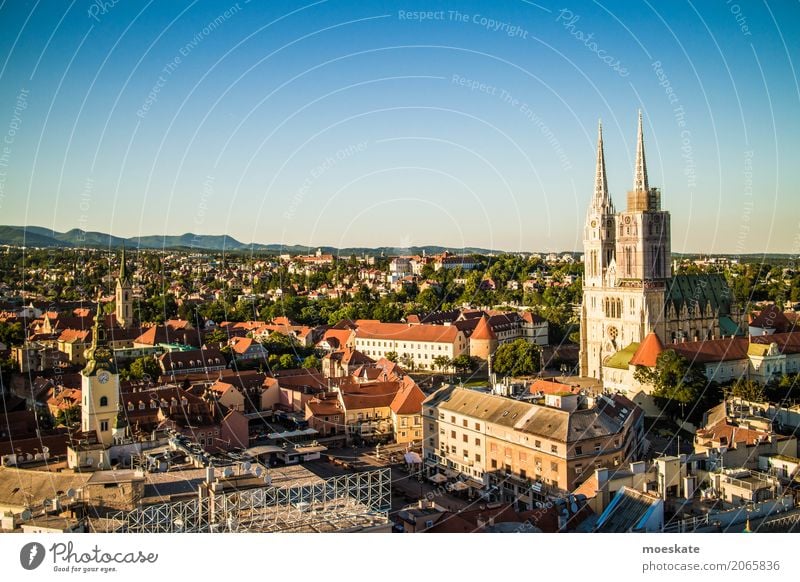 Zagreb, Kroatien Stadt Hauptstadt Stadtzentrum Altstadt bevölkert Haus Kirche Dom Bauwerk Gebäude Wahrzeichen blau Europa Farbfoto mehrfarbig Außenaufnahme