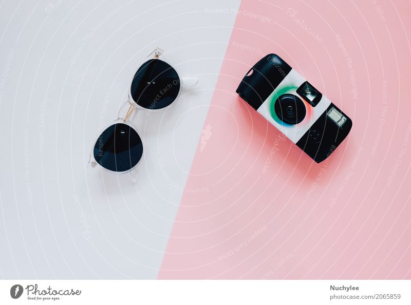 Kreative flache Laienart mit Kamera und Sonnenbrille Lifestyle Stil Design Freizeit & Hobby Dekoration & Verzierung Schreibtisch Fotokamera Mode Accessoire