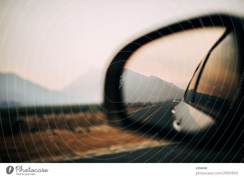 Erstaunliche Ansicht von Bergen innerhalb des Spiegels des Autos auf Autoreise Lifestyle Ferien & Urlaub & Reisen Ausflug Berge u. Gebirge Landschaft Verkehr
