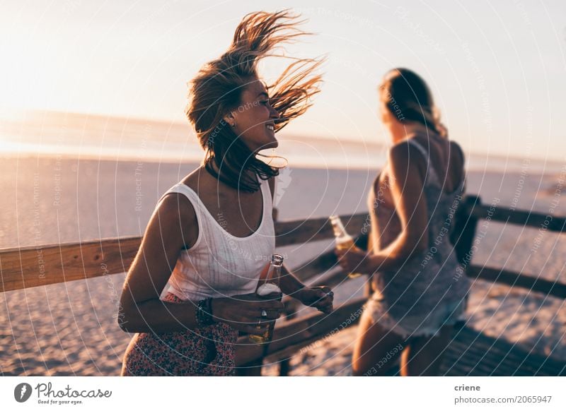 Gruppieren Sie an den Freunden, die auf Strand-Party tanzen Getränk Lifestyle Freude Glück Freizeit & Hobby Ferien & Urlaub & Reisen Sommer Mensch feminin Frau