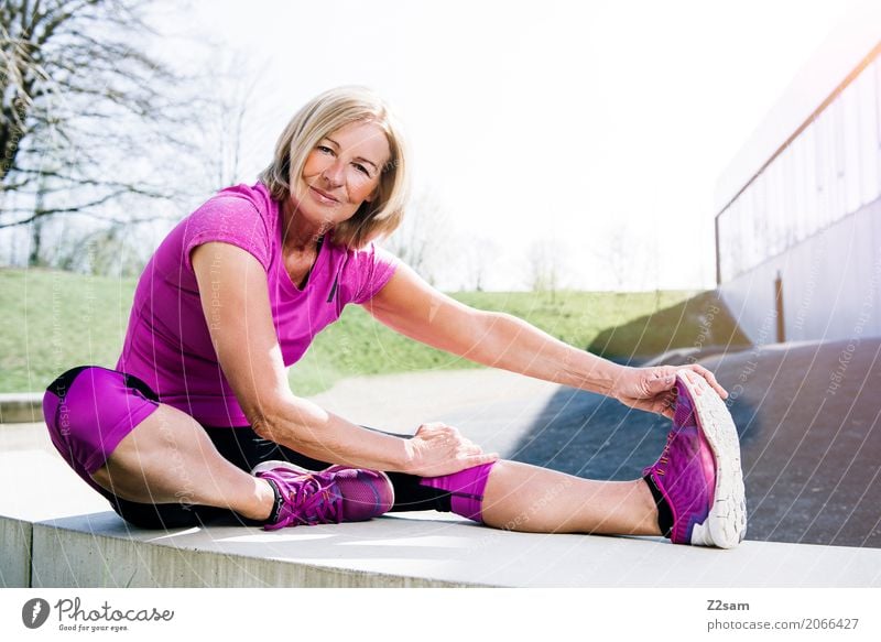 Stretching Lifestyle elegant Stil Sport Fitness Sport-Training Yoga Frau Erwachsene Weiblicher Senior 60 und älter Stadt blond Erholung Lächeln sportlich
