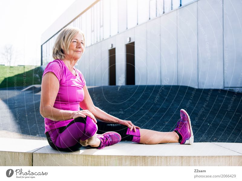 fit bleiben Lifestyle Sport Fitness Sport-Training Frau Erwachsene Weiblicher Senior 45-60 Jahre Sommer Schönes Wetter Stadt Turnschuh blond Erholung Lächeln