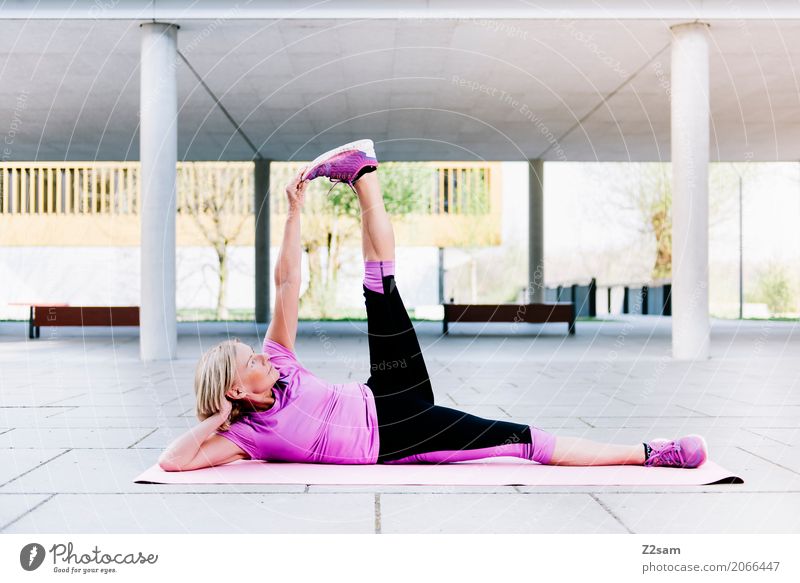 Stretching Lifestyle Stil Freizeit & Hobby Sport Fitness Sport-Training Yoga Frau Erwachsene Weiblicher Senior 60 und älter Stadt Menschenleer Gebäude