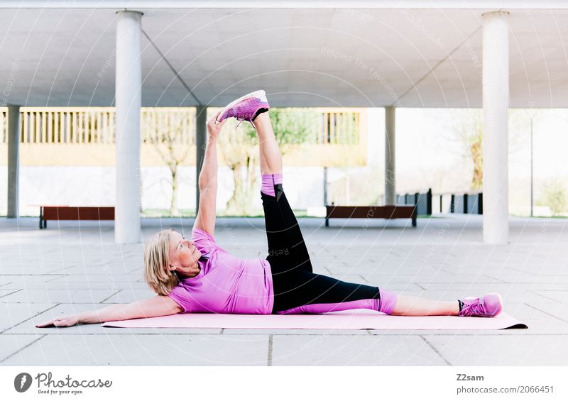 hoch das Bein Lifestyle Freizeit & Hobby Fitness Sport-Training Yoga Frau Erwachsene Weiblicher Senior 45-60 Jahre Stadt Turnschuh blond Erholung Lächeln liegen