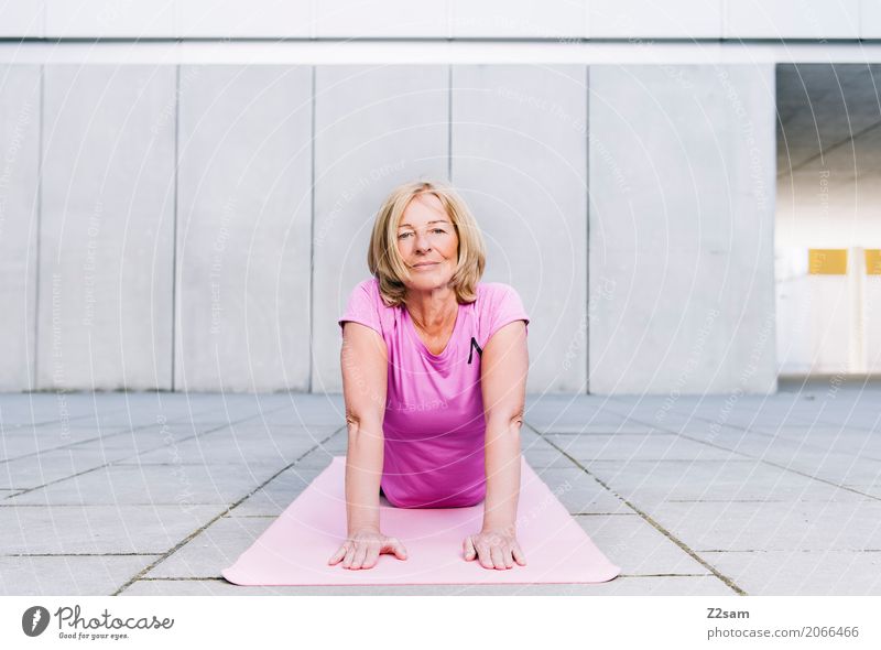 60 ist sie neue 50 Freizeit & Hobby Sport Fitness Sport-Training Yoga Frau Erwachsene Weiblicher Senior 60 und älter Stadt Platz Erholung Lächeln alt ästhetisch