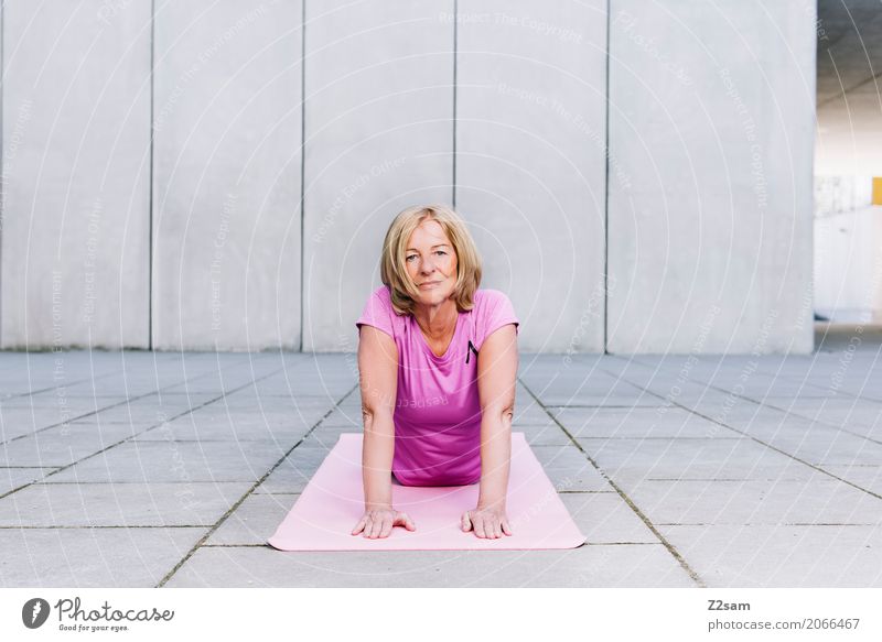 yoga Lifestyle Sport Fitness Sport-Training Yoga Frau Erwachsene Weiblicher Senior 45-60 Jahre Stadt blond Erholung Lächeln sportlich Gesundheit schön modern