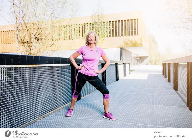 taff Lifestyle Freizeit & Hobby Sport Fitness Sport-Training Frau Erwachsene 45-60 Jahre Stadt Sportbekleidung Turnschuh blond Lächeln stehen sportlich