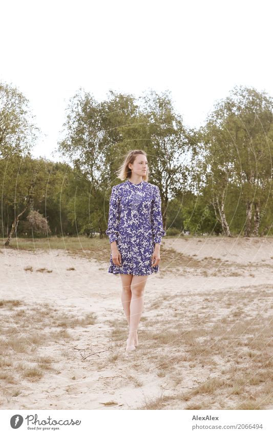 Junge Frau im Sommerkleid auf einer Düne Freude schön Sinnesorgane Erholung Ausflug Heide Jugendliche Körper Beine Fuß 18-30 Jahre Erwachsene Umwelt Natur