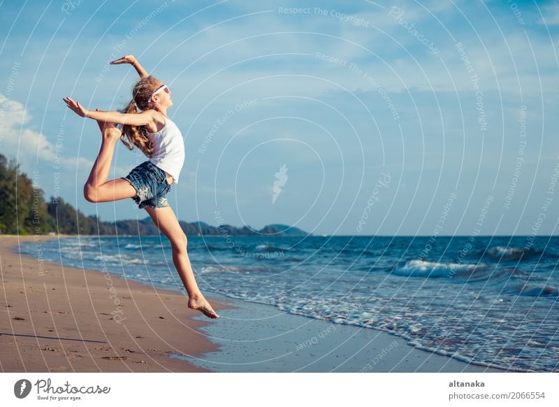 Ein jugendlich Mädchen, das auf den Strand springt Lifestyle Freude Glück Erholung Freizeit & Hobby Spielen Ferien & Urlaub & Reisen Ausflug Abenteuer Freiheit