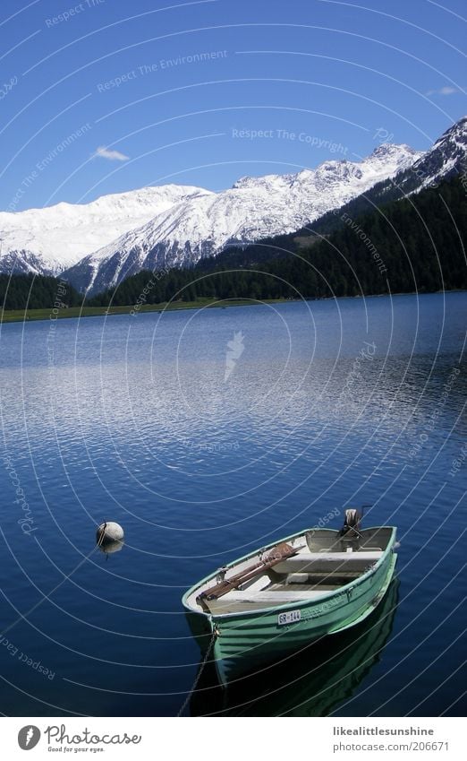 Boot Ferien & Urlaub & Reisen Natur Wasser Berge u. Gebirge See Ruderboot blau weiß Farbfoto Außenaufnahme Menschenleer Tag Reflexion & Spiegelung