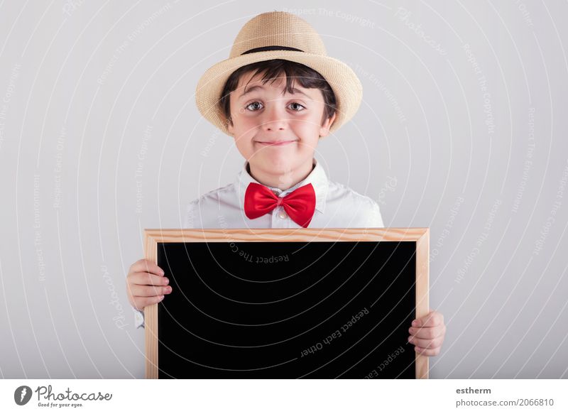 lächelndes Kind, das eine Tafel hält Lifestyle Freude Schule Schulkind Mensch maskulin Kleinkind Junge Kindheit 1 3-8 Jahre Krawatte Hut festhalten Lächeln