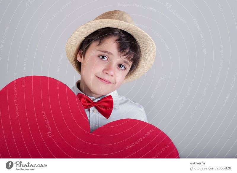 lächelnder Junge mit einem roten Herzen Lifestyle Freude Feste & Feiern Valentinstag Muttertag Mensch maskulin Kind Kleinkind 1 3-8 Jahre Kindheit Krawatte Hut