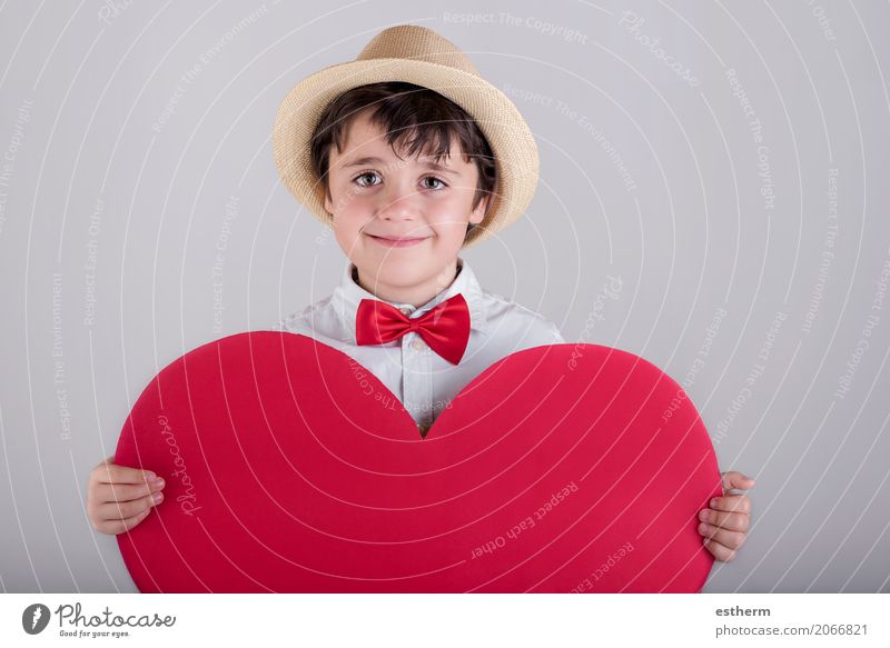 lächelnder Junge mit einem roten Herzen Lifestyle Freude Feste & Feiern Valentinstag Muttertag Mensch maskulin Kind Kleinkind Kindheit 1 3-8 Jahre Hut Küssen