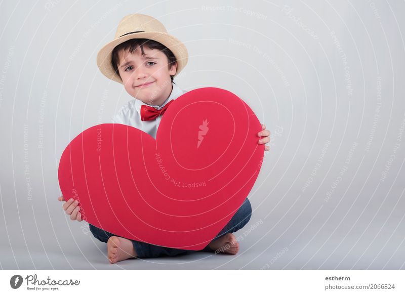 Lächelnder Junge mit rotem Herz Lifestyle Freude Feste & Feiern Valentinstag Muttertag Mensch maskulin Kind Kleinkind Kindheit 1 3-8 Jahre Hut Küssen lachen