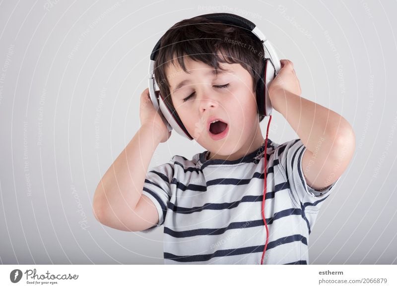 Kind mit Kopfhörern, das Musik hört Freizeit & Hobby Party Veranstaltung Headset MP3-Player Radiogerät Mensch maskulin Kleinkind Junge Kindheit 1 3-8 Jahre