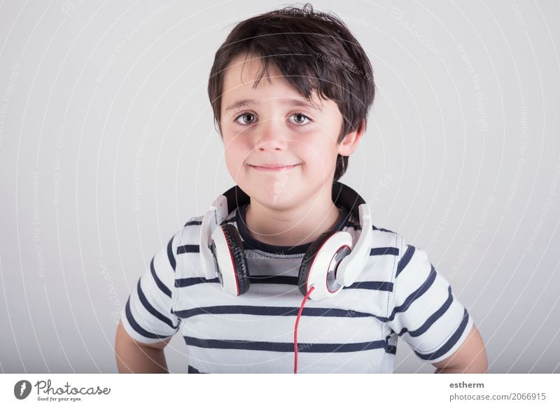 Kind mit Kopfhörern, das Musik hört Lifestyle Freizeit & Hobby Party Veranstaltung Headset MP3-Player Radiogerät Mensch maskulin Kleinkind Junge Kindheit 1
