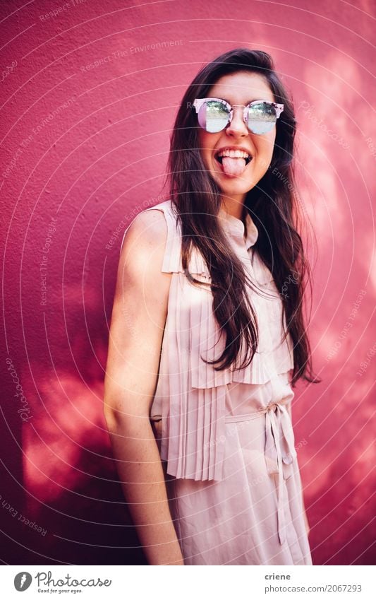 Glückliche junge Frau, die heraus ihre Zunge ausdehnt Lifestyle Freude Mensch feminin Junge Frau Jugendliche Erwachsene 1 18-30 Jahre Sonnenbrille brünett