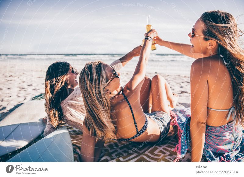 Surfermädchen, die mit Bierflaschen auf Strand zujubeln trinken Alkohol Flasche Lifestyle Freude Glück Freizeit & Hobby Ferien & Urlaub & Reisen Abenteuer