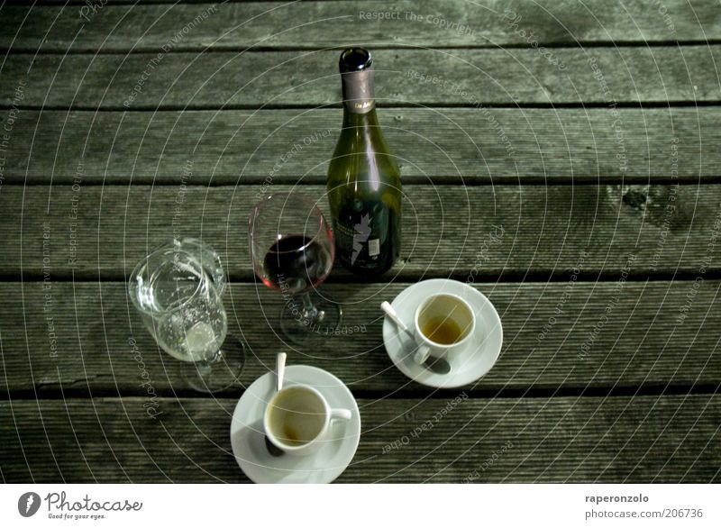 Picknick urban Kaffeetrinken Getränk Alkohol Wein Tasse Glas Lifestyle Nachtleben ausgehen Feste & Feiern Holz grau 2 Verschiedenheit Geschirr leer Ende