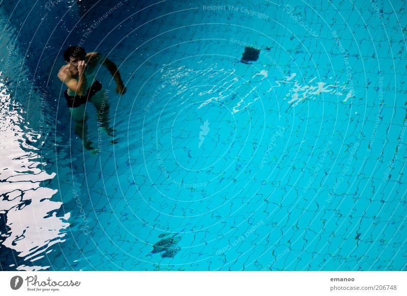 abgetaucht Freude Schwimmen & Baden Freiheit Wellen Sport Wassersport tauchen Schwimmbad Mensch maskulin Mann Erwachsene Jugendliche 1 18-30 Jahre atmen blau