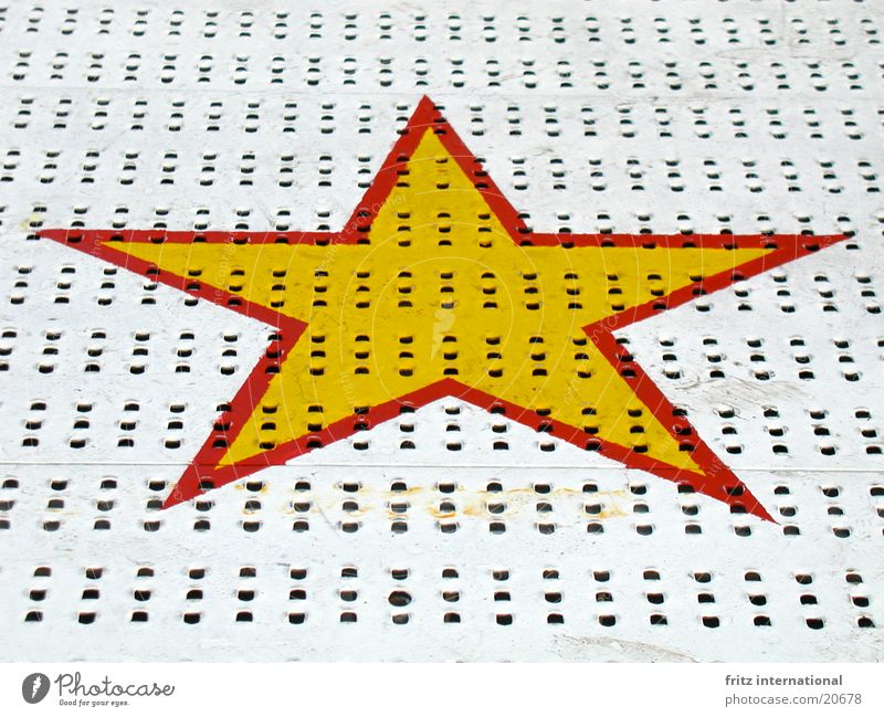 sieben esel wein Jahrmarkt Sendgericht gelb rot Spielen Graffiti Wandmalereien obskur Stern (Symbol) Münster symetrisch Symetrie Farbe Metall