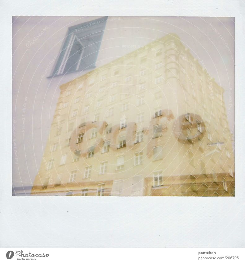 Polaroid Doppelbelichtung. Hochhaus und ein Café Schriftzug Haus München Bauwerk Gebäude Architektur Fenster Sehenswürdigkeit Städtisches Hochhaus
