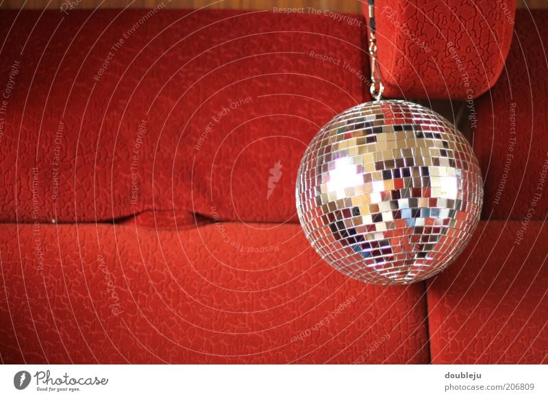discodisco Disco kultig Kugel Discokugel rot Polster hängend angehängt Seite Sitz Detailaufnahme Symbole & Metaphern Reflexion & Spiegelung glänzend rund klein