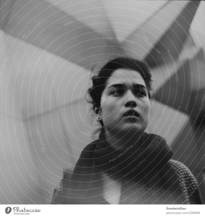 erster Rollfilm Mensch feminin Junge Frau Jugendliche 1 Blick authentisch frei Gefühle Stimmung Schwarzweißfoto Außenaufnahme Frauengesicht Porträt Schal