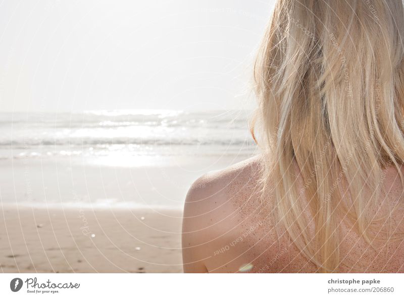 Sand auf der Haut Wohlgefühl Zufriedenheit Erholung Ferien & Urlaub & Reisen Freiheit Sommer Sommerurlaub Sonne Sonnenbad Strand Meer Wellen Mensch feminin